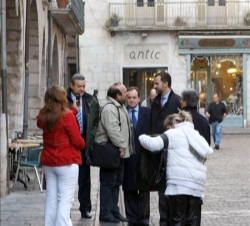 Don Felipe conversa con un ciudadano durante un breve recorrido por Girona