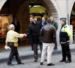 Su Alteza Real saluda a un ciudadano de Girona durante su recorrido por la ciudad, antes de acudir a la reunión del Patronato de la Fundación Príncipe