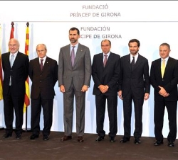 Fotografía de grupo del Príncipe con el presidente de la Generalitat de Cataluña, José Montilla, y los directivos de la Fundación Príncipe de Girona