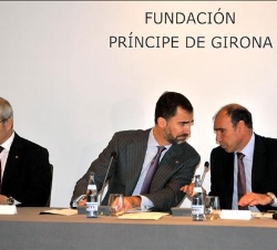 Don Felipe conversa con el presidente de la Fundación Príncipe de Girona, Antoni Esteve, en presencia del presidente de la Generalitat de Cataluña, Jo