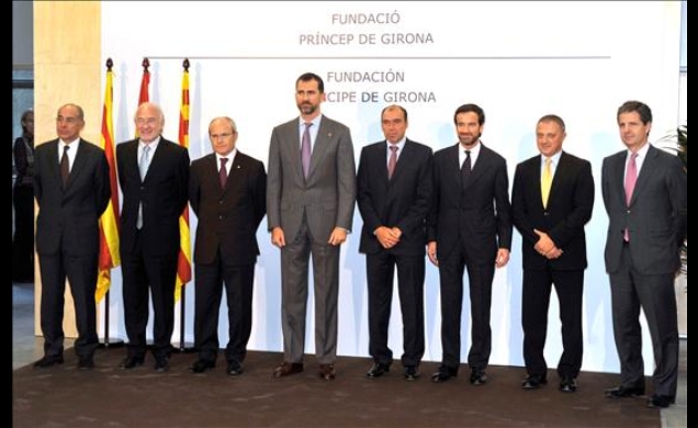 Fotografía de grupo del Príncipe con el presidente de la Generalitat de Cataluña, José Montilla, y los directivos de la Fundación Príncipe de Girona