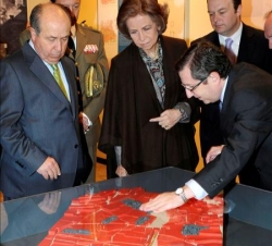 Doña Sofía atiende a las explicaciones del director de la Fundación Emasagra, Luis González, en presencia del alcalde de Granada, José Torres