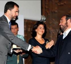 El Príncipe entrega el galardón correspondiente a la categoría de Periodismo para el desarrollo a Eduardo Sanz, de RNE