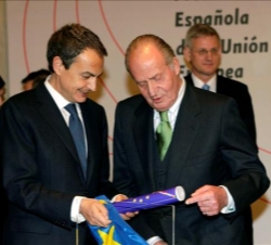 Don Juan Carlos observa el testigo recibido por el presidente del Gobierno de manos del ministro de Asuntos Exteriores Sueco