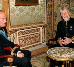 Su Majestad conversa con el nuevo embajador británico