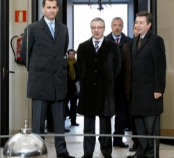 El Príncipe, acompañado por el ministro de Fomento, observa el Péndulo de Foucault situado en la rotonda central del Edificio Villanueva