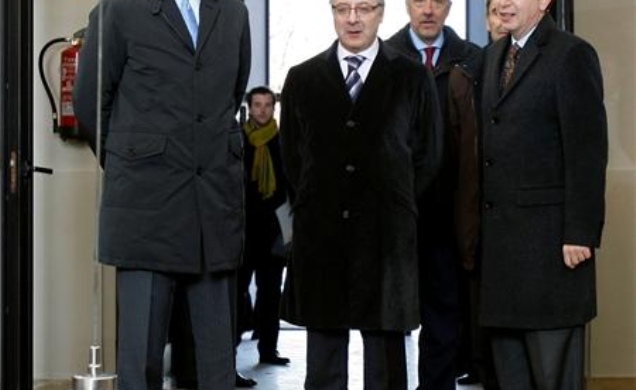 El Príncipe, acompañado por el ministro de Fomento, observa el Péndulo de Foucault situado en la rotonda central del Edificio Villanueva