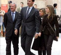 Los Príncipes de Asturias, acompañados por el presidente de la Región de Murcia, Ramón Luis Valcárcel, y la secretaria de Estado de Comercio, Silvia I