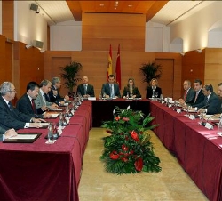 Don Felipe y Doña Letizia, junto al presidente de la Región de Murcia y la secretaria de Estado de Comercio, en la reunión de trabajo