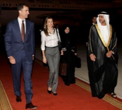 Don Felipe y Doña Letizia, con el ministro de Transportes de Abu Dhabi, a su llegada al emirato