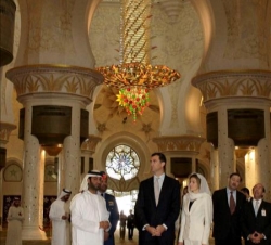 Los Príncipes, durante su visita a la mezquita del Jeque Zayed, acompañados por Ahmed Abdulla, representante de la autoridad religiosa