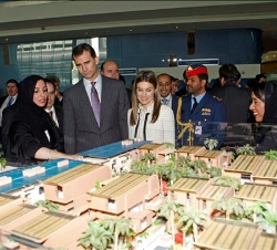 Los Príncipes atienden a las explicaciones de la embajadora de los EmiratosÁrabes en España, Hissa Abdulla Ahmad Al Otaiba, durante el recorrido por l