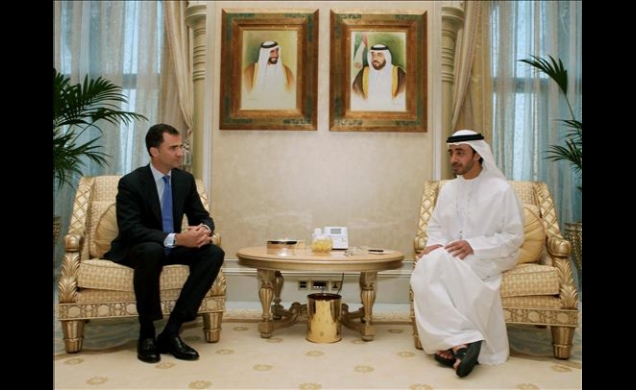 Don Felipe conversa con el  el ministro de Asuntos Exteriores de los Emiratos, Abdullah Bin Zayed Al Nahyan