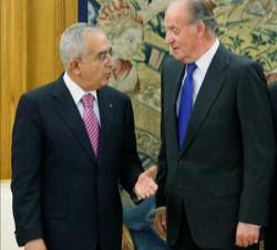 Don Juan Carlos conversa con el primer ministro de la Autoridad Nacional Palestina, Salam Fayyad