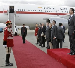 Don Felipe y el vicecanciller boliviano, Hugo Fernández, durante el recibimiento en el Aeropuerto Internacional El Alta
