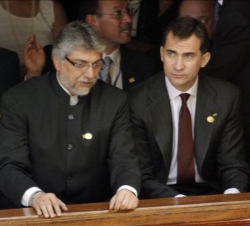 Don Felipe, durante la ceremonia de toma de posesión, junto al Presidente de Paraguay, Fernando Lugo