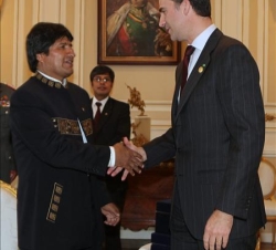 Don Felipe saluda al Presidente de Bolivia