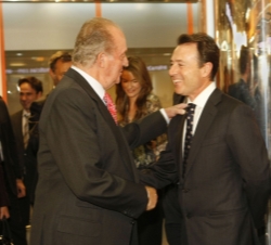 Don Juan Carlos saluda a Matías Prats
