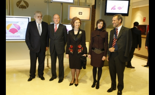 Los Reyes, con el presidente del Grupo Antena 3, la secretaria de Estado de Comunicación, y el consejero delegado del Grupo Antena 3