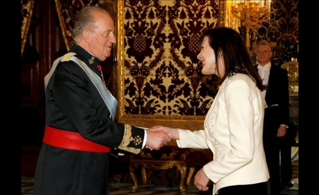 Don Juan Carlos recibe el saludo de la nueva embajadora de Australia