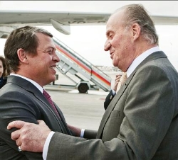 Don Juan Carlos recibe al Rey de Jordania a su llegada al Aeropuerto de Barajas