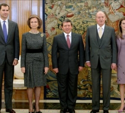 Los Reyes y los Príncipes con Abdullah II de Jordania, momentos antes del almuerzo celebrado en el Palacio de La Zarzuela