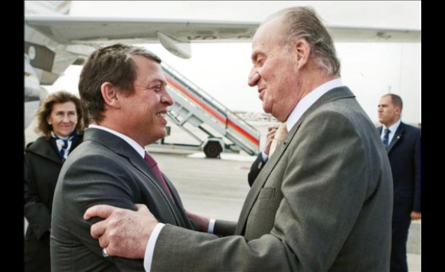 Don Juan Carlos recibe al Rey de Jordania a su llegada al Aeropuerto de Barajas