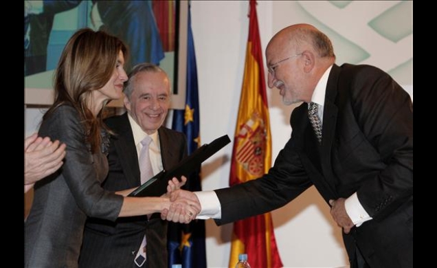 La Princesa de Asturias durante la entrega de los Premios Príncipe Felipe a la Excelencia Empresarial 2009, felicita al presidente de Mercadona, Juan 