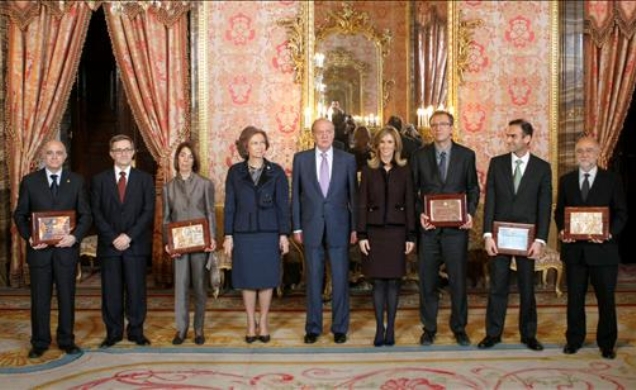 Sus Majestades los Reyes acompañados por la ministra de Ciencia e Innovación, Cristina Garmendia, y los galardonados con los Premios Nacionales de Inv