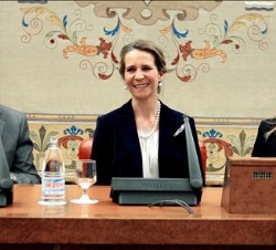 La Infanta Doña Elena, el presidente del Congreso y la ministra de Sanidad y Política Social, en la mesa presidencial