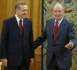 Don Juan Carlos acompañado por el primer ministro de la República de Turquía, Recep Tayyip Erdogan