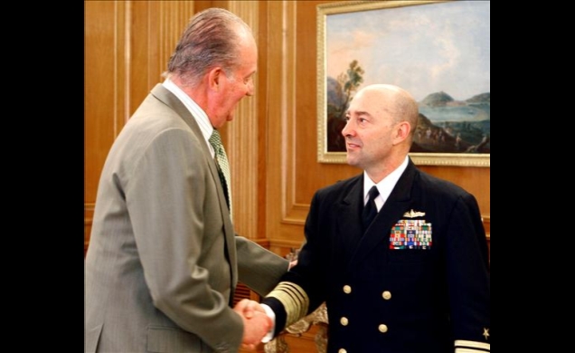 Don Juan Carlos recibe el saludo del almirante Stavridis
