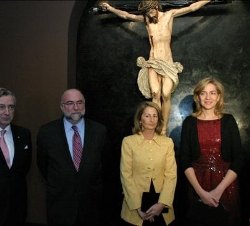 Fotografía de grupo junto a la escultura de Juan Martínez Montañés El Cristo de los Desamparados