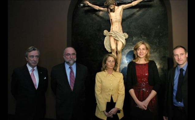 Fotografía de grupo junto a la escultura de Juan Martínez Montañés El Cristo de los Desamparados