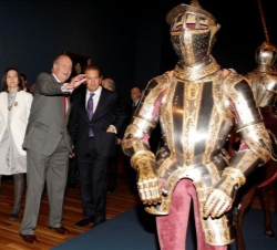 Don Juan Carlos, acompañado por el comisario de la Exposición y de la ministra de Cultura,Ángeles González-Sinde, durante la inauguración