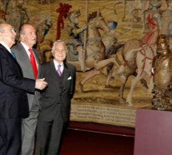 Su Majestad el Rey conversa con el presidente del Tribunal Supremo y del Consejo Superior del Poder Judicial, Carlos Dívar, y con el presidente del Re