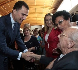 Don Felipe saluda a un anciano durante su encuentro con la colectividad española residente en Chile