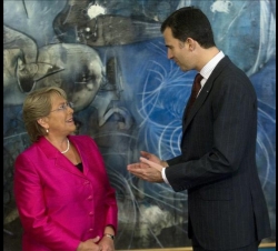 El Príncipe conversa con la Presidenta Bachelet en el encuentro celebrado en el Palacio de la Moneda