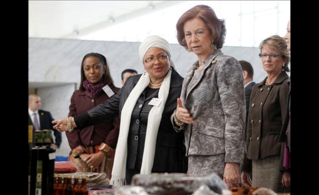 Su Majestad la Reina con la embajadora de Haití en España, Yolette Azor-Charles, durante la inauguración