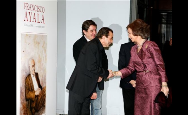 Su Majestad la Reina saluda al actor Juan Diego a su llegada a la Biblioteca Nacional de España
