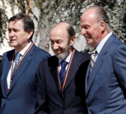 Don Juan Carlos junto al ministro del Interior y el director general de la Policía y de la Guardia Civil