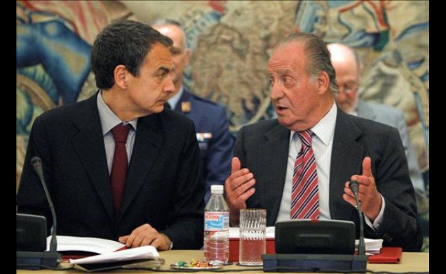 Don Juan Carlos conversa con el presidente del Gobierno
