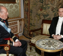Su Majestad el Rey conversa con el Embajador de Georgia, Nokolov Natbiladze