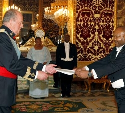 Su Majestad el Rey recibe las Credenciales del Embajador de la República de Guinea Ecuatorial, Narciso Ntugu Abeso Oyana