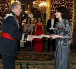 Don Juan Carlos recibe las Credenciales de la Embajadora de la República de Lituania, Audra Plepyté-Jara