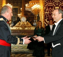 Su Majestad el Rey recibe las Credenciales del Embajador de la República de El Salvador, Edgardo Suárez Mallagray
