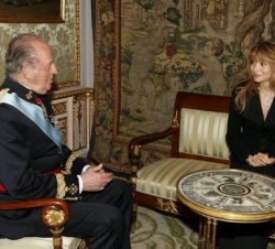 Don Juan Carlos conversa con la Embajadora de la República de Uzbekistán, Goulnara Karimova