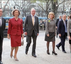 Los Reyes acompañados por el presidente del Congreso, José Bono, la presidenta de la Comunidad de Madrid, Esperanza Aguirre, la ministra de Cultura,Án