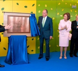 Don Juan Carlos descubre una placa conmemorativa, en presencia de Doña Sofía, el alcalde de Lleida, el presidente de la Generalitat de Cataluña y el m