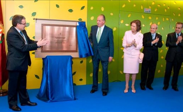 Don Juan Carlos descubre una placa conmemorativa, en presencia de Doña Sofía, el alcalde de Lleida, el presidente de la Generalitat de Cataluña y el m